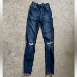 Subdued Dark Wash High waisted skinny Jeans